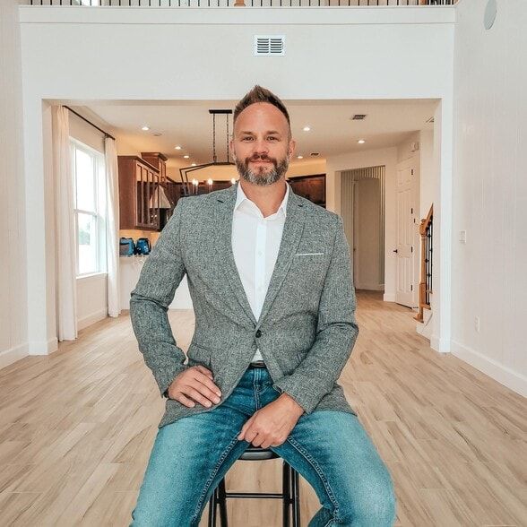 Land Listing Agent Photo