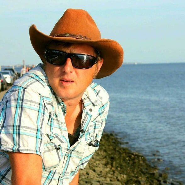 Land Listing Agent Photo