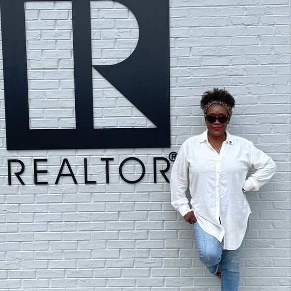 Land Listing Agent Photo