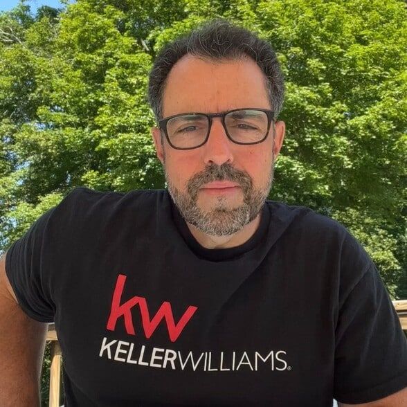 Land Listing Agent Photo