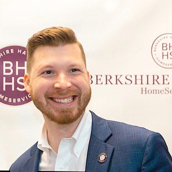 Land Listing Agent Photo