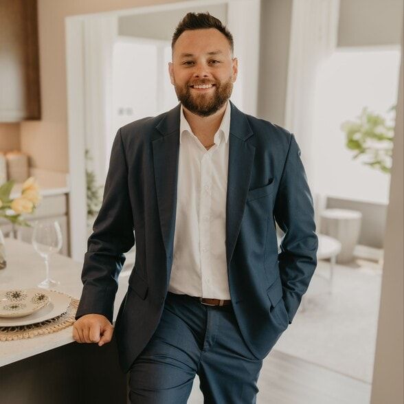 Land Listing Agent Photo