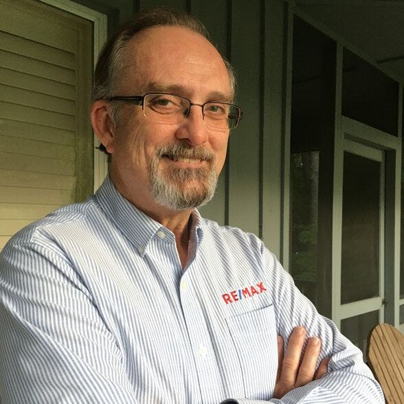 Land Listing Agent Photo