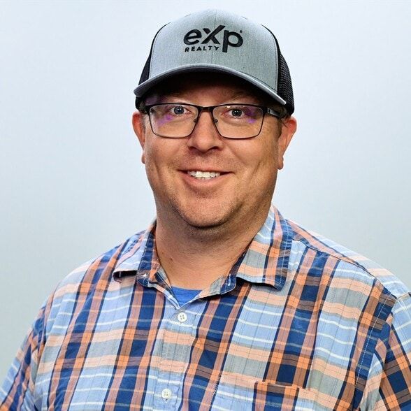 Land Listing Agent Photo