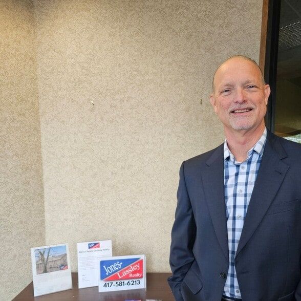 Land Listing Agent Photo