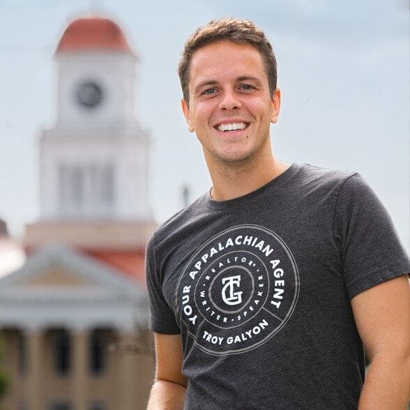 Land Listing Agent Photo