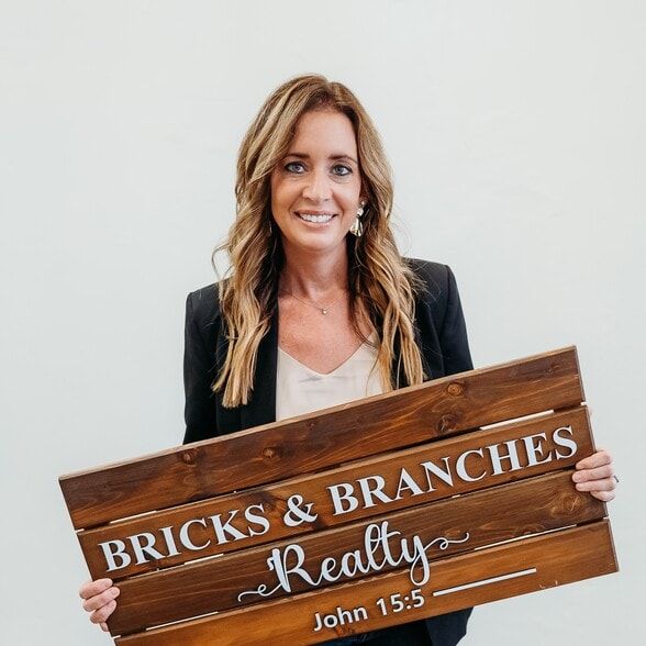 Land Listing Agent Photo