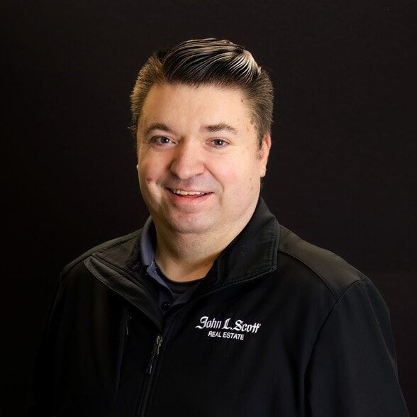 Land Listing Agent Photo