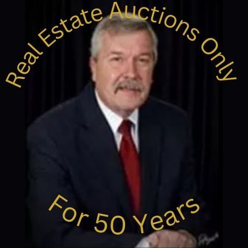 Land Listing Agent Photo