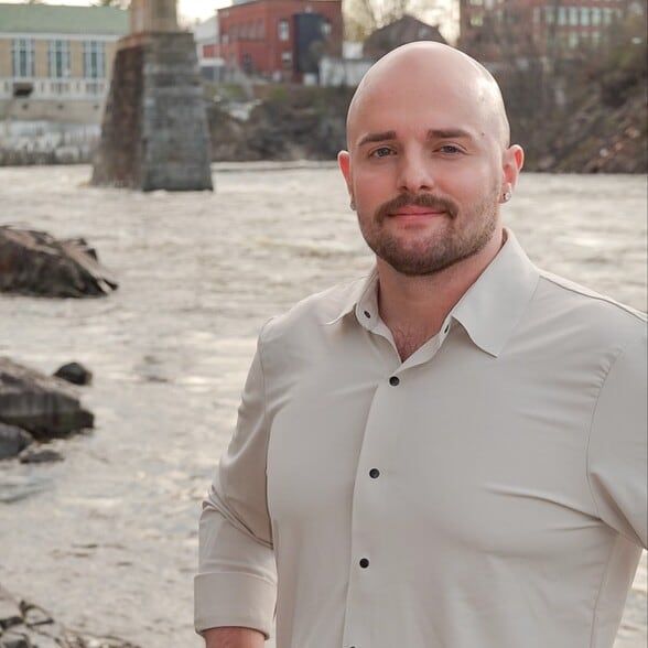 Land Listing Agent Photo