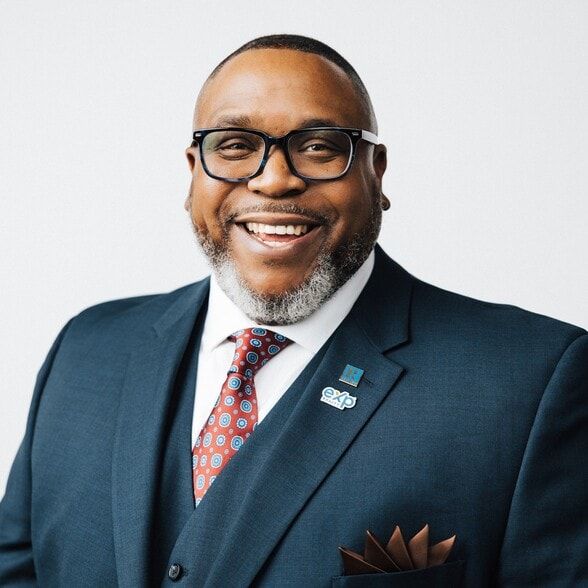 Land Listing Agent Photo