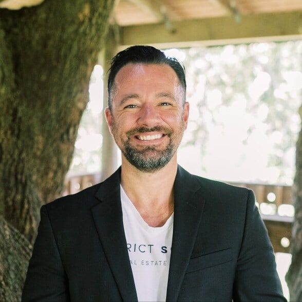 Land Listing Agent Photo