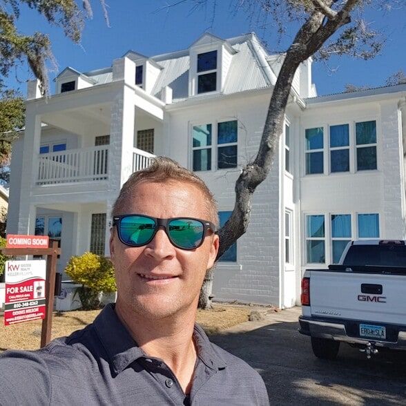 Land Listing Agent Photo