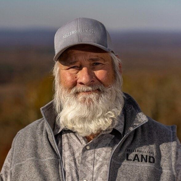 Land Listing Agent Photo