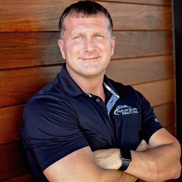 Land Listing Agent Photo