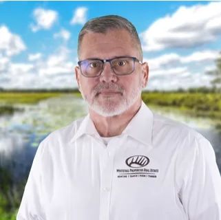 Land Listing Agent Photo