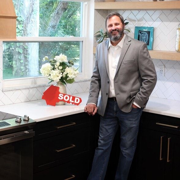 Land Listing Agent Photo