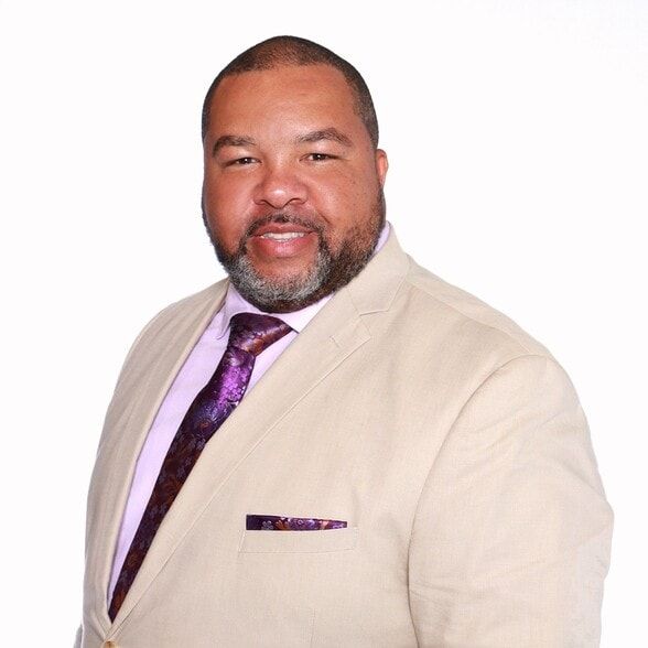 Land Listing Agent Photo