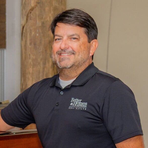Land Listing Agent Photo